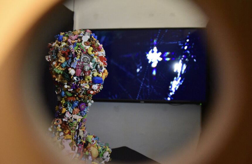 Так же и здесь: одних горожан превращают в актеров, других – в зрителей, а события повседневной жизни – в театрализованные представления