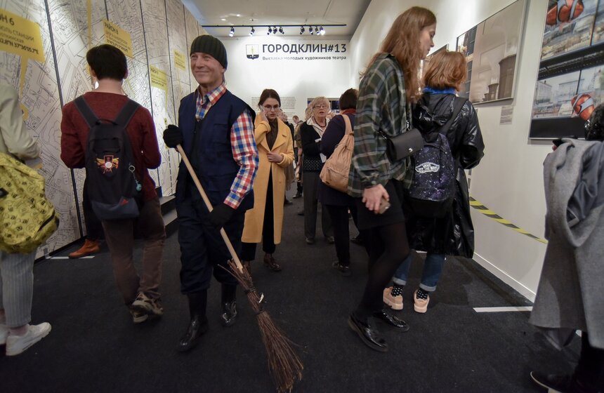 В преддверии выставки открылась инсталляция "Театральная оптика. Предпроектной выставки ГОРОДКЛИН#13"