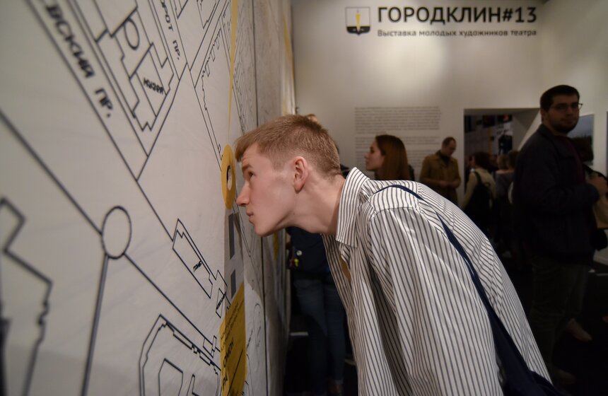 Объекты разграничивают окружающее их пространство по аналогии с театральным порталом, отделяющим сцену, место действия спектакля от зрительного зала