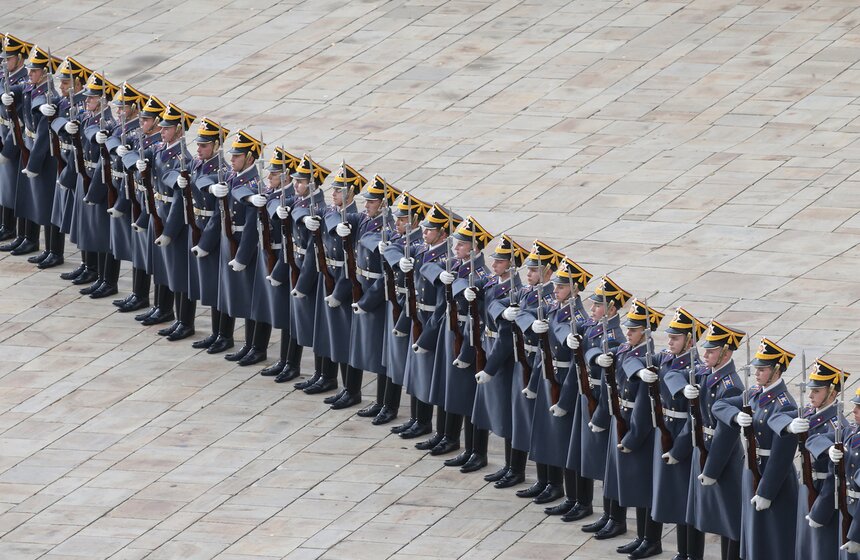 Важную роль сыграла слаженность и четкость при выполнении всех элементов программы, а неизменной визитной карточкой полка остается строевой шаг