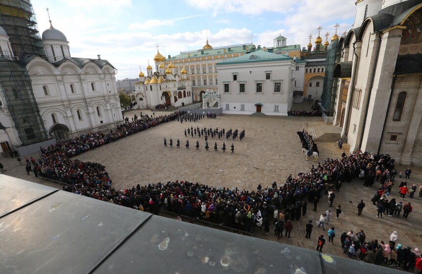 Также они продемонстрировали приемы со штатным холодным оружием