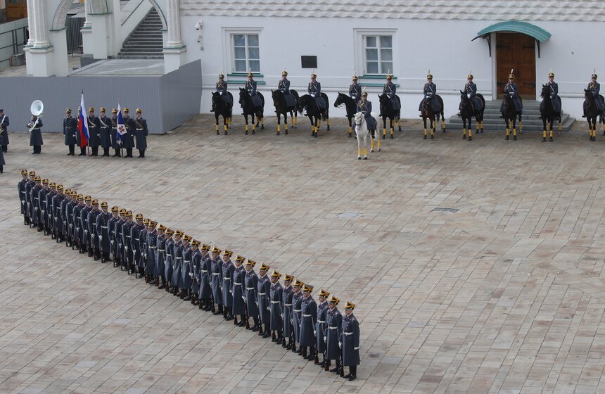 Наиболее сложные строевые приемы с оружием выполнили контрактники