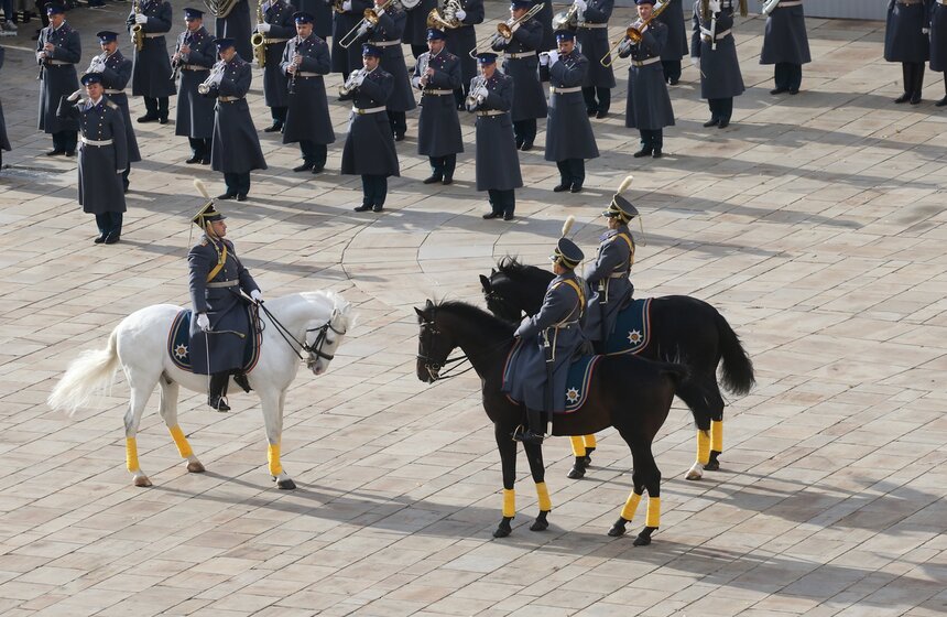 Несмотря на небольшое похолодание, последнюю церемонию развода караулов на Соборной площади посетили несколько сотен человек