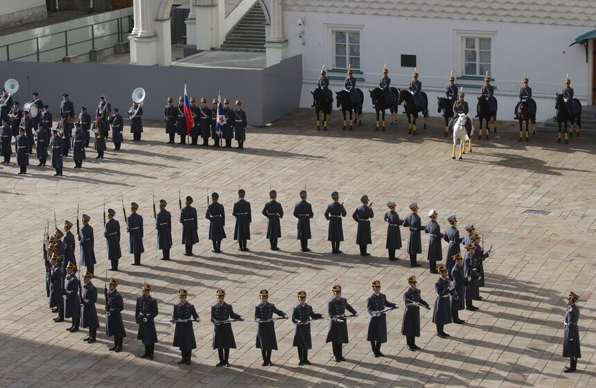 Военнослужащие показали такие сложные и красивые виды конного построения, как "конная карусель", "восьмерка", "мельница", "свеча" и "цепочка"