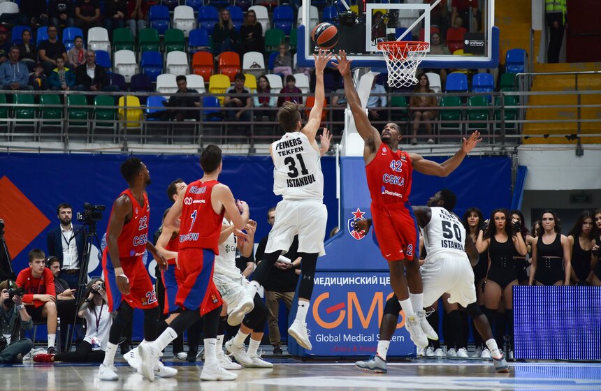 Армейцы никак не могли начать стабильно попадать, причем как из не слишком удобных ситуаций, так и открытые броски – за оставшееся до перерыва время красно-синие смазали восемь "трех" и набрали всего 9 очков