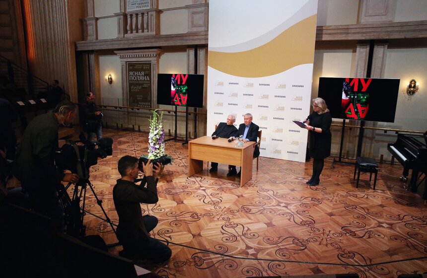 Литературная премия "Ясная Поляна" присуждается с 2003 года писателям, произведения которых наследуют традиции классической литературы