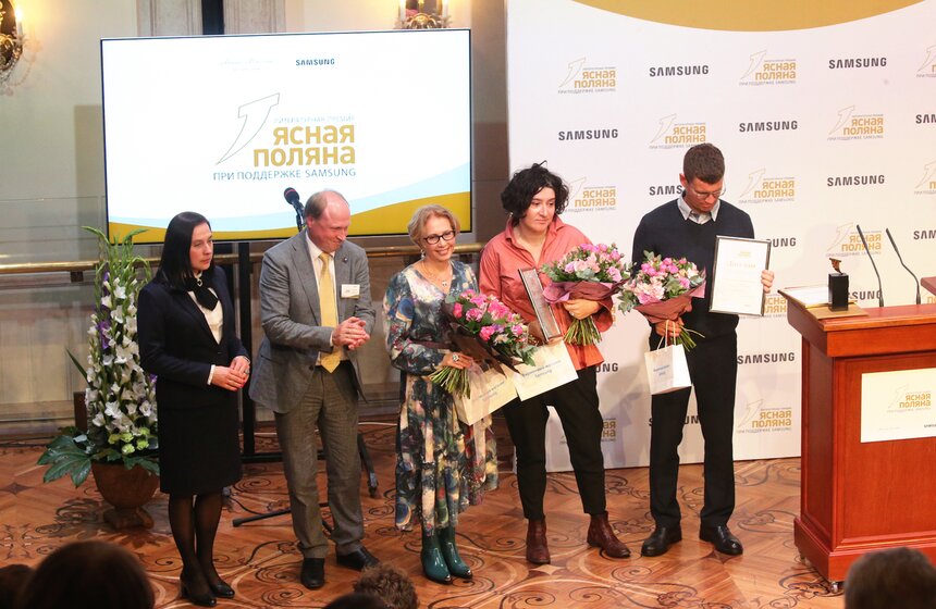 Имена финалистов объявили директор Музея-усадьбы Льва Толстого Екатерина Толстая и председатель жюри премии Владимир Толстой. Победителем в номинации "Современная русская проза" стала Ольга Славникова за роман "Прыжок в длину". Призовой фонд короткого списка номинации разделили финалисты, не ставшие лауреатами: Мария Степанова за книгу "Памяти памяти" и Александр Бушковский за "Праздник лишних орлов".