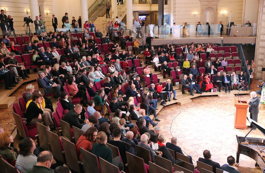 Жюри выбирало выдающиеся художественные произведения в двух номанициях: "Современная русская проза" и "Иностранная литература" а также отмечало значительное событие в литературной жизни