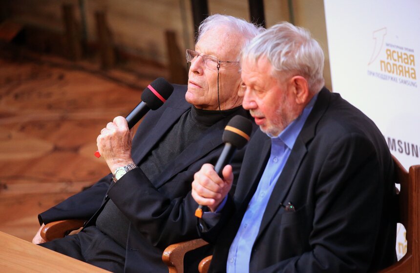 Израильский писатель Амос Оз и его переводчик на русский язык Виктор Радуцкий