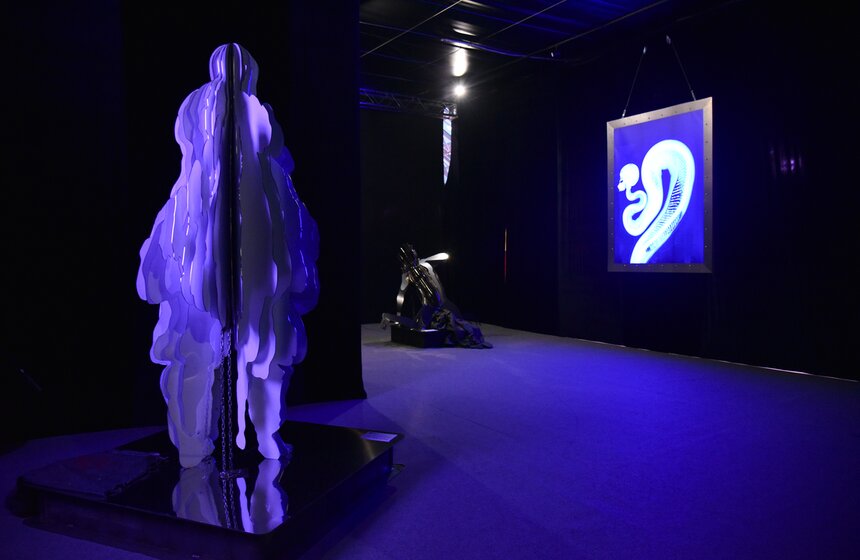 Ранее коллекция In Dante Veritas успешно выставлялась в Михайловском замке Государственного Русского музея (Санкт-Петербург). За три месяца выставку посетили около 200 тысяч человек, что является абсолютным рекордом для уличных выставок этого музея