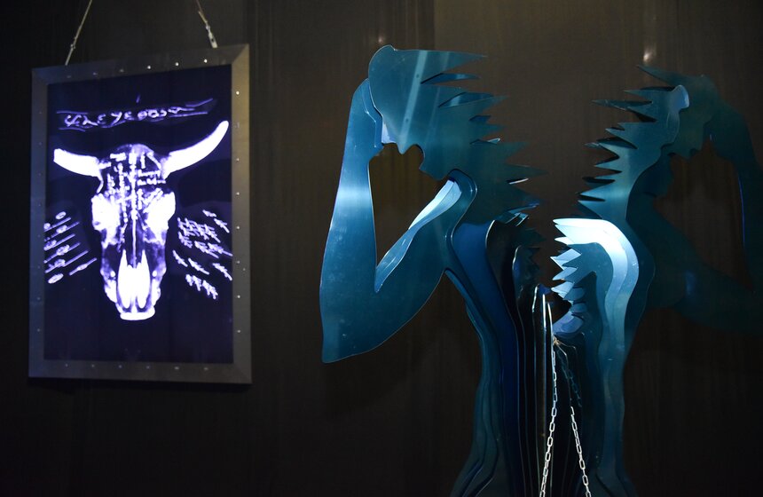 Стальные пластины собираются и разбираются, как конструктор, без каких-либо крепежных деталей, создавая эффект раскрытой книги