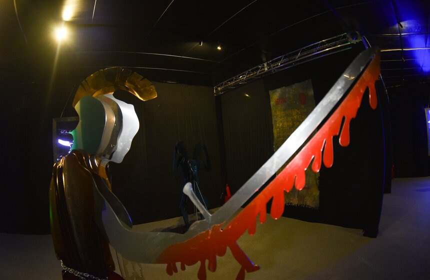 Кроме того, специально к выставке в Москва-Сити Василий Клюкин создал новые объекты, а при оформлении выставочного пространства будут использованы мэппинг-инсталляции, чтобы передать атмосферу "Инферно"