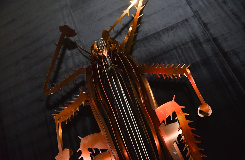 Выставка Василия Клюкина – современная интерпретация величайшей поэмы мира и новые имена Всадников, которые предвещают апокалипсис: Перенаселение, Дезинформация, Алчная добыча и Загрязнение