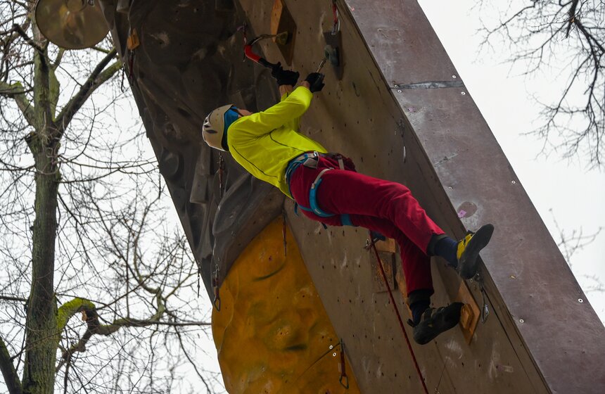 Скалодром – это искусственное сооружение, имитирующее рельеф скалы