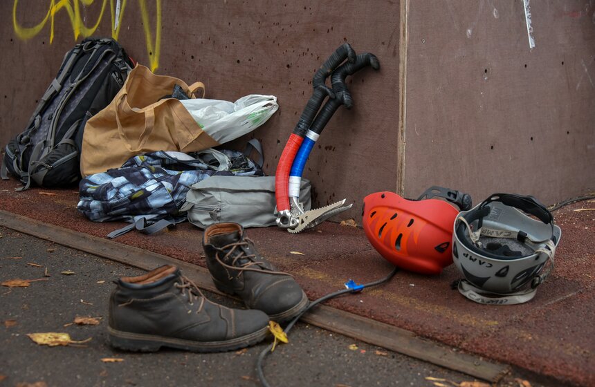 Чтобы спортсмены чувствовали себя комфортно на снаряде, они заранее подготовили собственную одежду, в которой уже привыкли заниматься