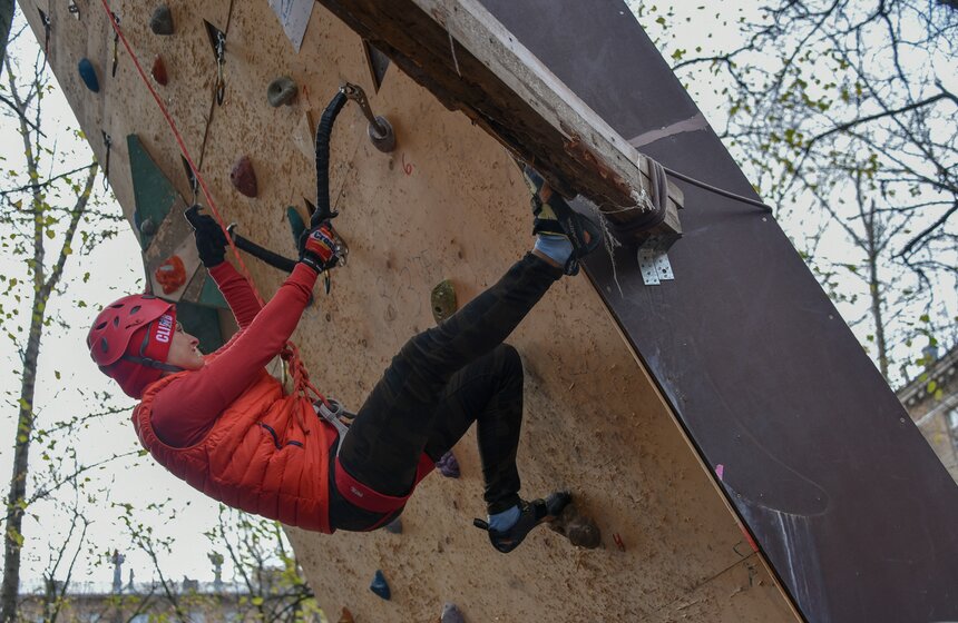Результаты на каждой трассе определялись по международной системе: оттяжки, зацепы и движение