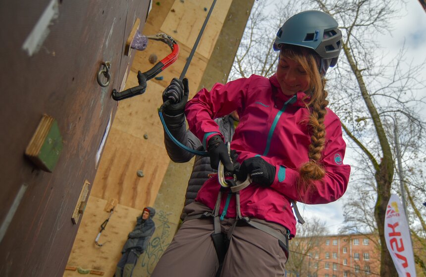 Самым главным преимуществом занятий на скалодроме, в отличии от природных рельефов является то, что на таком своеобразном тренажере может заниматься абсолютно любой человек и с разной степенью подготовки