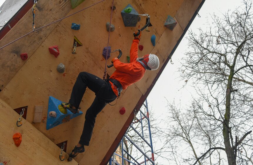 Все участники – это либо члены альпклуба, либо члены школы скалолазания