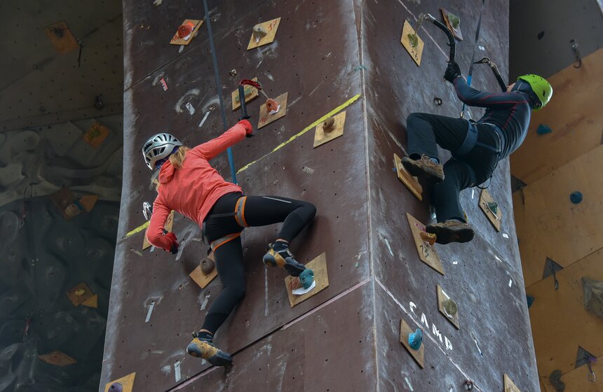 Веревка для скалолазания относится к так называемым динамичным видам. Там где разорвалась бы статическая веревка, динамическая выдерживает и обеспечивает страховку