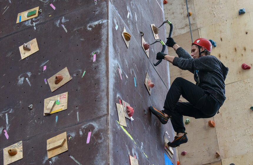 Профессиональные спортсмены пользуются скалолазными туфлями, которые помогают намного быстрее постичь все азы и нюансы этого вида спорта