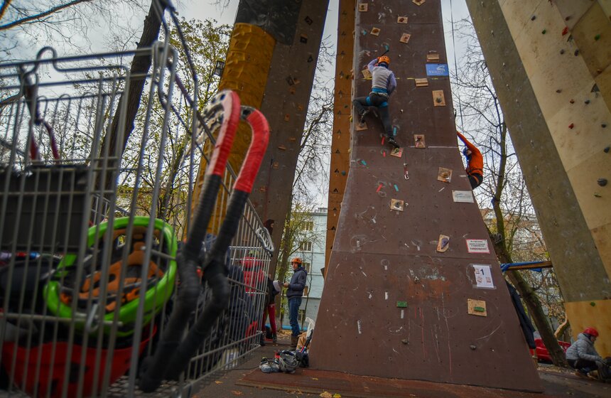 На трассу приглашались спортсмены, у которых был комплект личного снаряжения: страховочная система, каска, перчатки, ледовые инструменты, скальные туфли