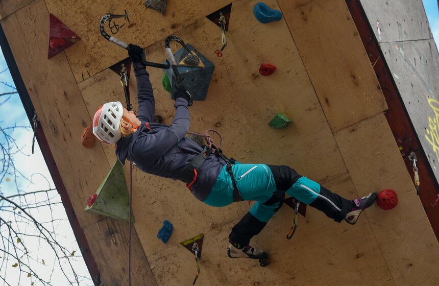 Скалолазание можно отнести к экстремальным видам спорта, требующим хорошей физической подготовки, выносливости и развитых навыков лазания