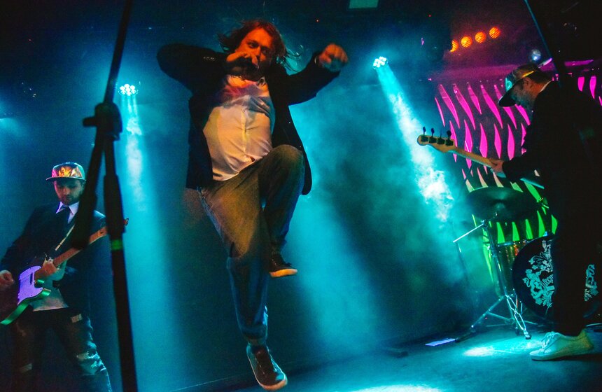 Победителя в номинации объявил промоутер клуба Павел Камакин, он же потом спел с награжденным