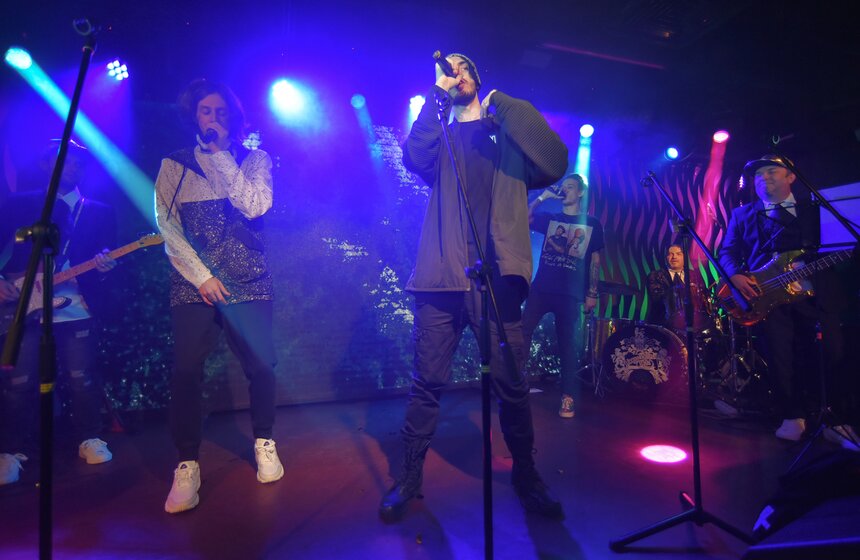 Рэпер Mnogoznaal вручил статуэтку в номинации "СМИ" и спел песню