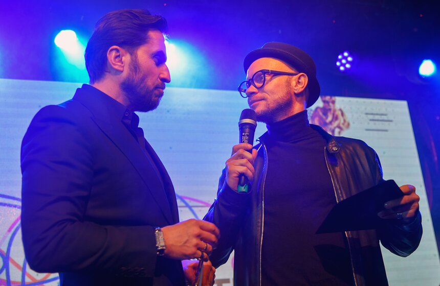 Победителя номинации "Автор-испольнитель" объявил актер Дмитрий Хрусталев