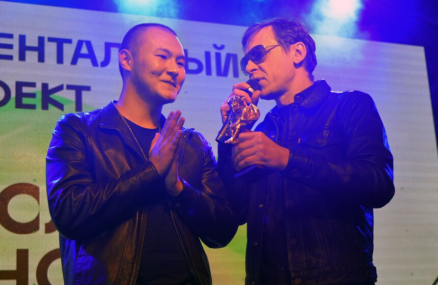 Найк Борзов вручил статуэтку в номинации "Экспериментальный проект" проекту "Масло чёрного тмина"
