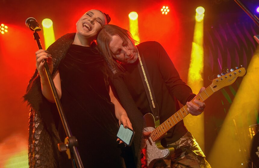 Поздравить легендарную группу "Би-2" вышла певица Елка. После награждения все услышали их совместный дуэт