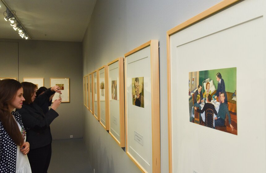 Рассмотреть работы Виктора Пивоварова на вернисаже было практически невозможно, перед каждой картиной была толпа людей