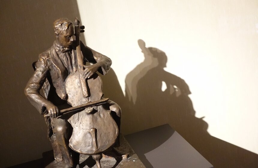 Рассказ о странствиях Рихтера – не только по Англии и Америке, а вообще странствиях духовных – нельзя представить без звуков музыки. Поэтому она везде: из инструментов, из динамиков, и даже на стеклах