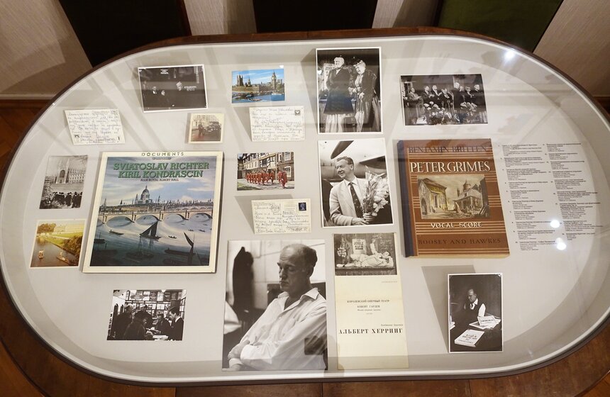 Разнообразные маршруты путешествий Рихтера представлены на выставке коллекцией художественных открыток, которые пианист покупал во время турне и на отдыхе