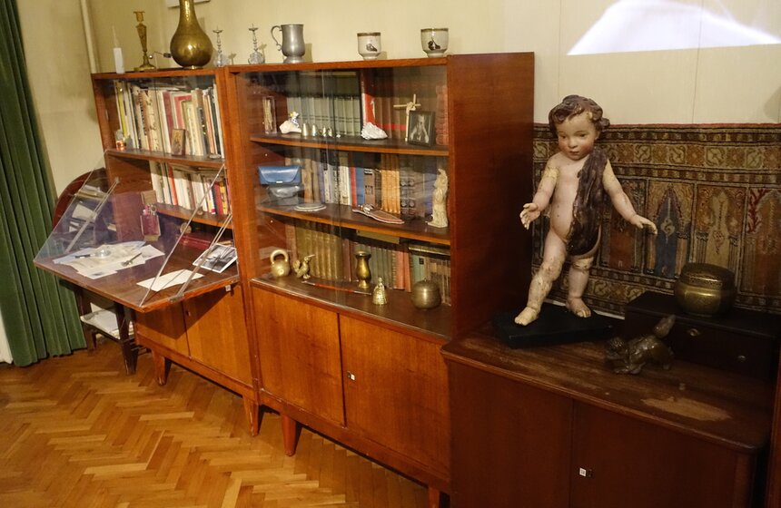 На выставке можно увидеть архивные документы, многие из которых экспонируются впервые – фотографии Рихтера в Англии и Америке, письма