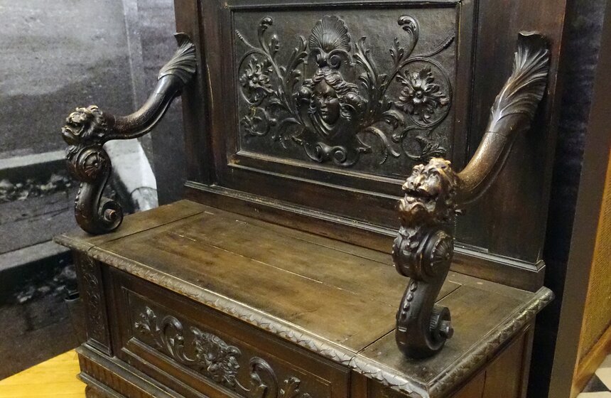 Также в экспозиции представлены гравюры, портреты и театральные эскизы