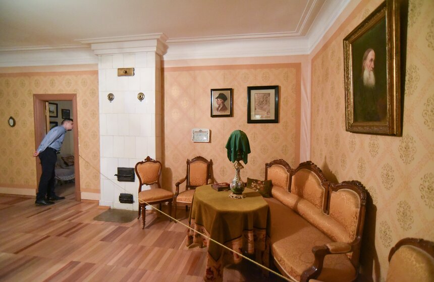 Все комнаты дома-музея представлены в точности такие, какими они были при Чехове, они как будто пропитаны атмосферой и его духом