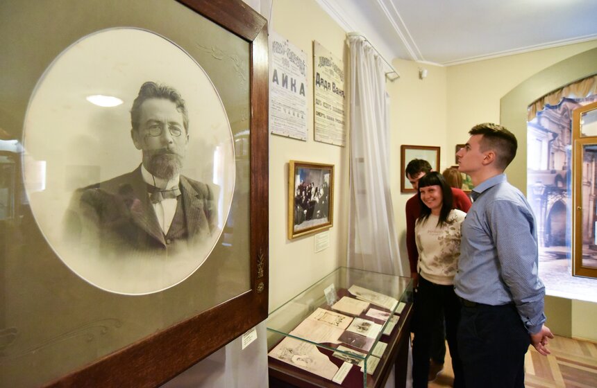 В вестибюле музея можно увидеть скульптурный портрет писателя, работу скульптора С. Коненкова