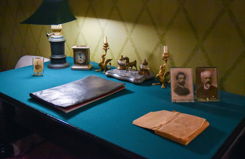 В музее восстановлены кабинет и спальня А.П.Чехова, комната брата Михаила, гостиная и комната сестры Марии