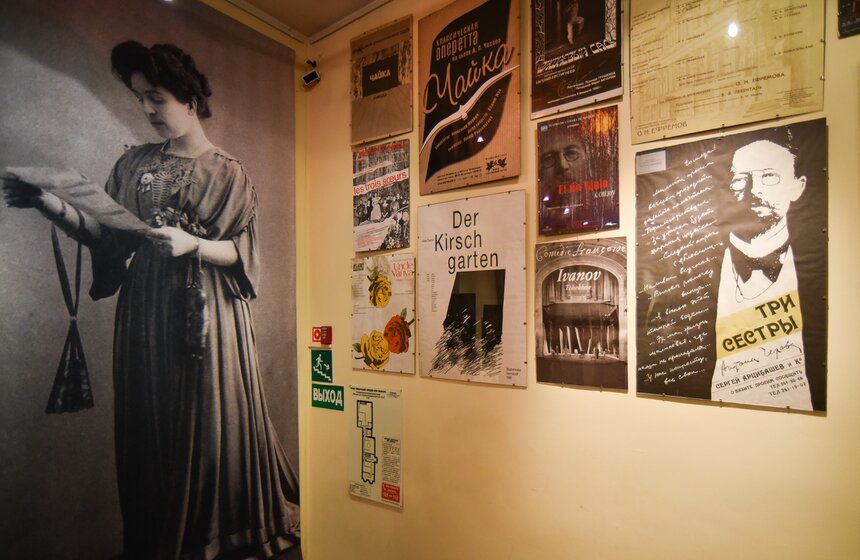 В мемориальном пространстве дома, восстановленном по рисункам и воспоминаниям брата и сестры писателя, несложно представить уклад небогатой семьи, основным доходом которой была литературная работа Антона