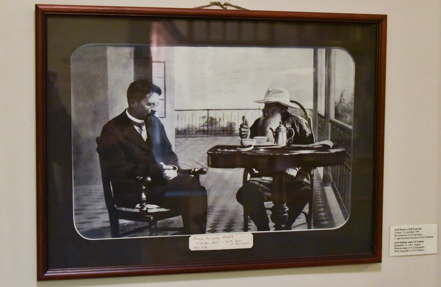 Там представлены его портреты, выполненные художниками Чеховым Н.П. и Серовым В. А., автографы писателя, прижизненные издания