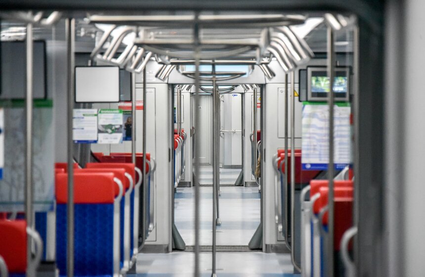 В отдельной зоне у выхода в головных вагонах установлены багажные стеллажи. В салоне есть поручни: наверху, как в метро, на сиденьях сбоку, а еще вертикальные – ближе к дверям