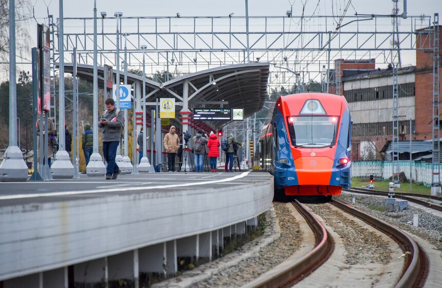 Поезда "Иволга", курсирующие по Усовской ветке, состоят из пяти вагонов. Вход и выход через двери шириной 1400 мм — это больше, чем в других составах. Открываются по нажатию на кнопку