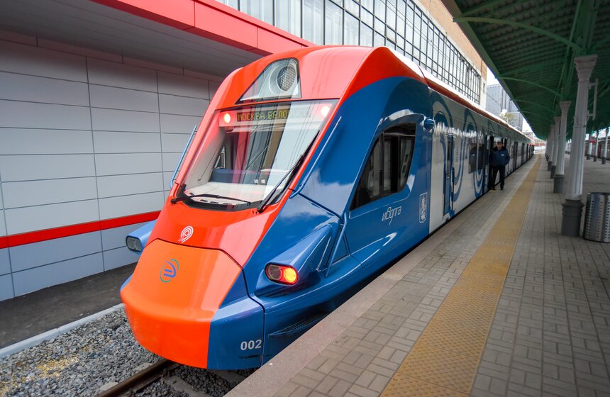 Иволги ездят в тактовом режиме. Доехать из Усова в Москву и обратно теперь можно на 8 – 10 минут быстрее – на участке запущены экспрессы. В расписании они чередуются с обычными электропоездами. Время в пути на экспрессе составит около 34 минут, на обычном поезде – 42