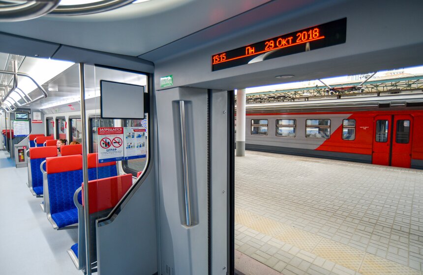 При посадке в "Иволгу" вы сразу попадете в салон – тамбуров тут нет. В поезде много свободного пространства