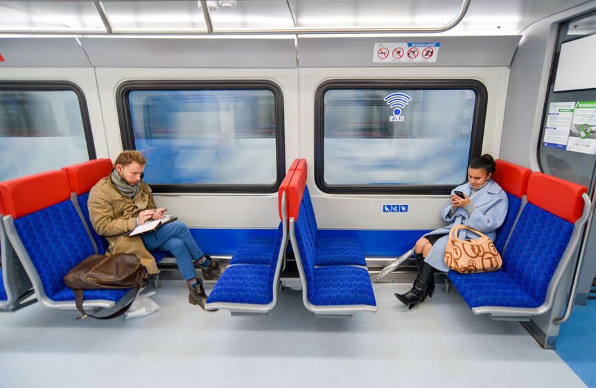 Поезда "Иволга" оборудованы системой климат-контроля, которая регулирует температуру в вагоне. А салон выполнен из безопасных для здоровья и противопожарных материалов