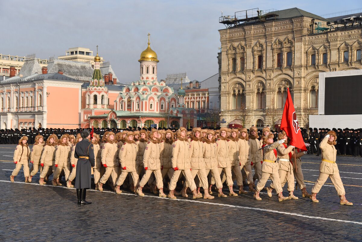 Плохой парад. Сталинские парады. Парад 2005. Сталинские парады на красной площади. Украинцы маршируют на красной площади.