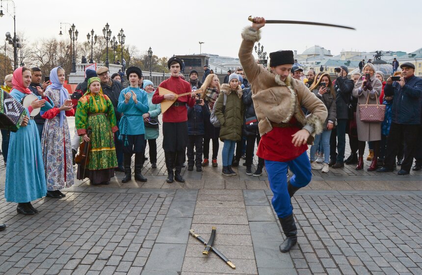 12 артистов в ярких народных костюмах репетировали танцы, игры и песни российских регионов