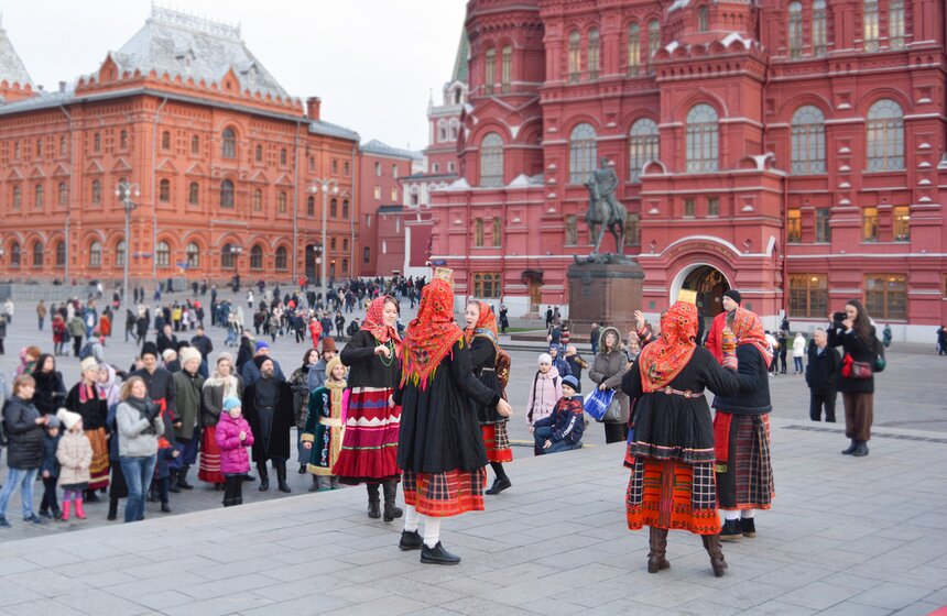 Также можно посмотреть выступления творческих коллективов