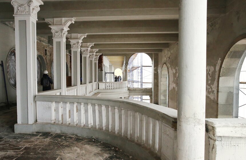 Реставраторам предстоит вернуть исторический облик фасадам этажей и центральной башне, а также интерьерам и живописи